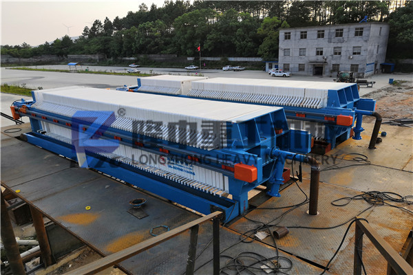 廂式壓濾機(jī)正常工作需要過(guò)濾室實(shí)現(xiàn)密閉