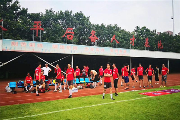 “市長杯”足球聯(lián)賽開幕，隆中健兒們加油！