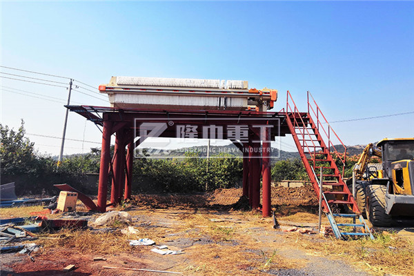 .廂式壓濾機(jī)設(shè)備的污泥是否壓干如何判斷？