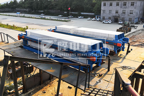 脫水污泥板框壓濾機設(shè)備火力全開，助力尾砂污泥再利用