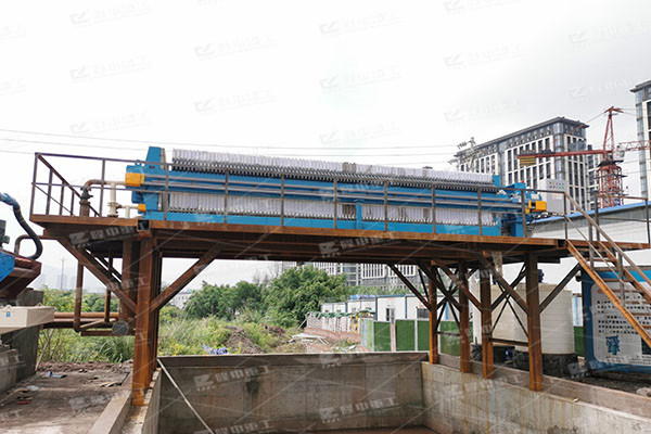 在機(jī)制砂生產(chǎn)過程中，污泥壓濾機(jī)設(shè)備是必不可少的環(huán)保脫水設(shè)備