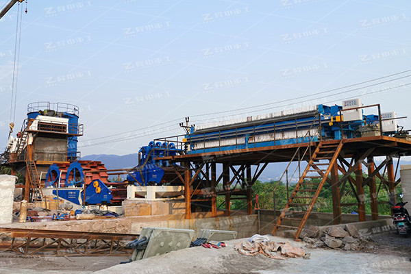 怎么讓洗沙場(chǎng)帶式壓濾機(jī)濾餅的水分更少？不如試試這個(gè)方法！